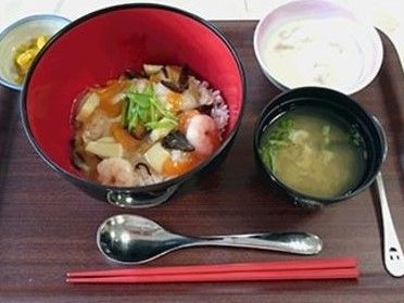 彩りよく盛り付けられた昼食の中華丼。