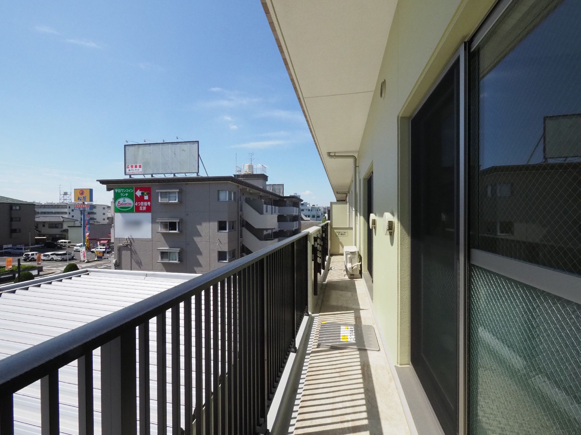 日当たりの良い居室のバルコニー。