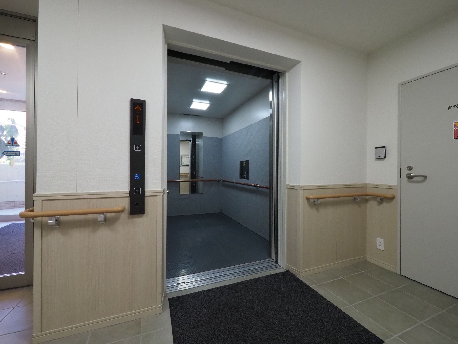館内に設置されたエレベーター。廊下には壁に手すりが設けられている。