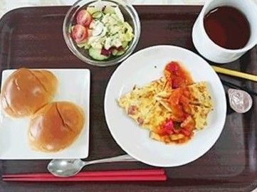 野菜サラダや、バターロール、コーヒーの付いた朝食セット。