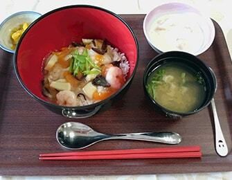 五目あんかけと味噌汁とデザートのセット