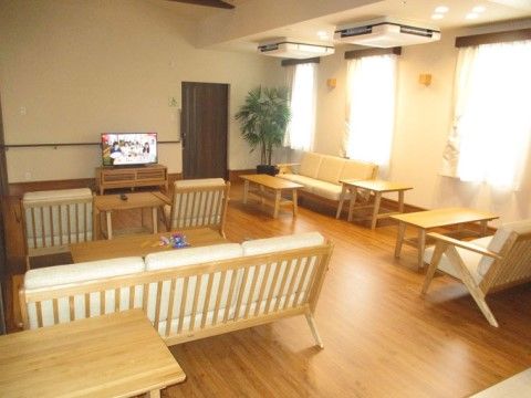 サービス付き高齢者向け住宅「太陽の郷 愛島」の内観。ホテルのような落ち着いた清潔感と高級感が漂う空間となっております。