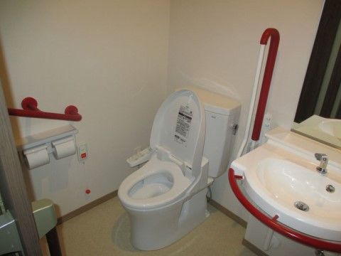サービス付き高齢者向け住宅「太陽の郷 愛島」のトイレ。毎日使用するトイレは手すりがしっかりついていて、今までよりもご負担少なくご使用いただけます。