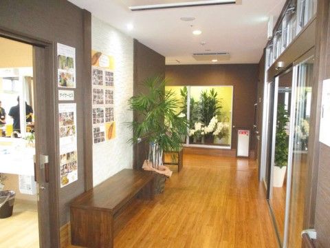 サービス付き高齢者向け住宅「太陽の郷 愛島」の廊下。広く明るい廊下は見通しがよく、ひとりで歩くのも安心です。