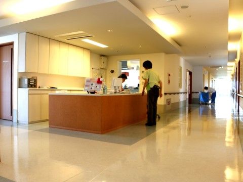 廊下の角地にある、スタッフが常駐している事務所スペース