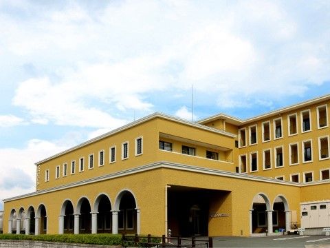 黄色い壁で横に広い施設。ドアや窓の造りも高級感がある外観になっているので、落ち着いた雰囲気でゆっくり過ごすことができる。