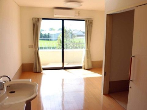 一人一室の個室が用意されている。洗面台や空調設備が完備されている。家具を持ち込み、プライベートの空間を楽しむこともできる。
