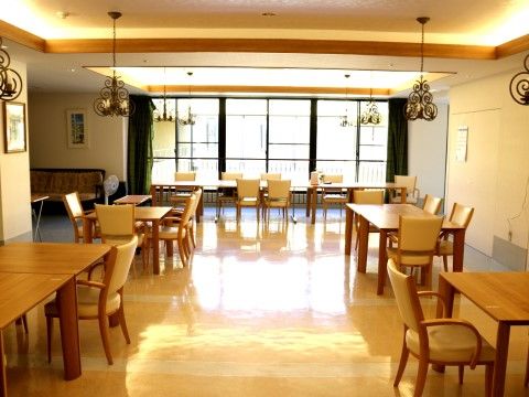 広い室内に、木材のテーブルと椅子が並べられている。空調設備も完備されているので、落ち着いた雰囲気で食事を楽しむことができる。