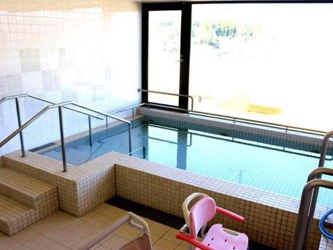 広い浴槽で天然温泉になっている。手すりが付いており床も滑りにくくなっているので、安心感がある。疲れを癒し、体調を整えることができる。