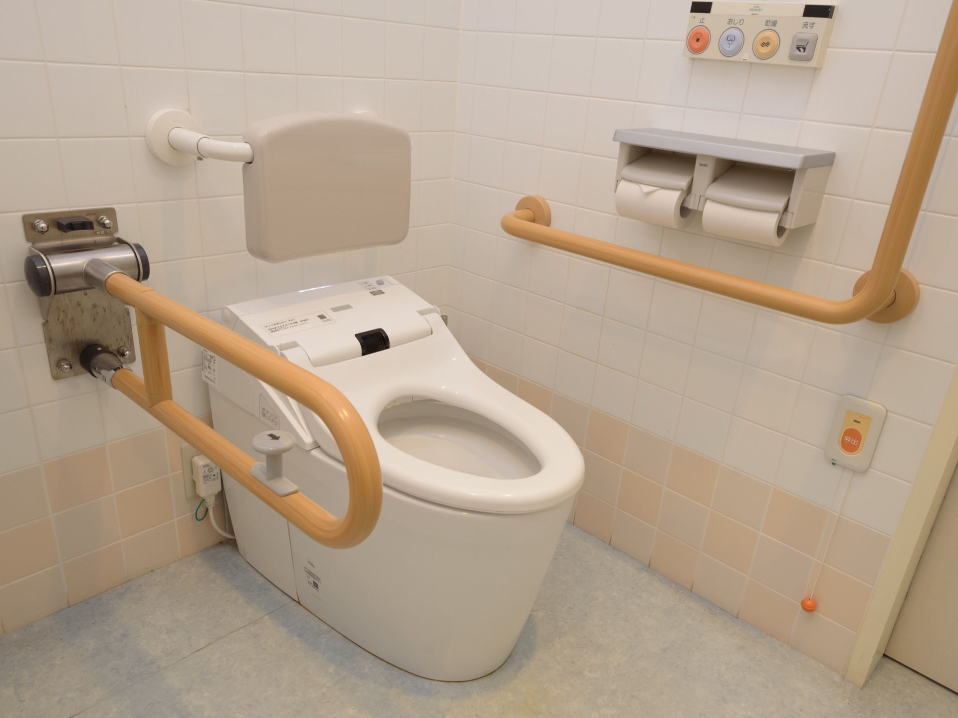 常に清潔に保たれた温水洗浄トイレの様子。便座の両側に手すりが設けられている。移動しやすいように、便座の周囲には十分な空間が確保されている。