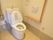 トイレは洋式で温水洗浄機能が備わっている。壁にはL字型の手すりや緊急時呼び出しブザーが取り付けられている。