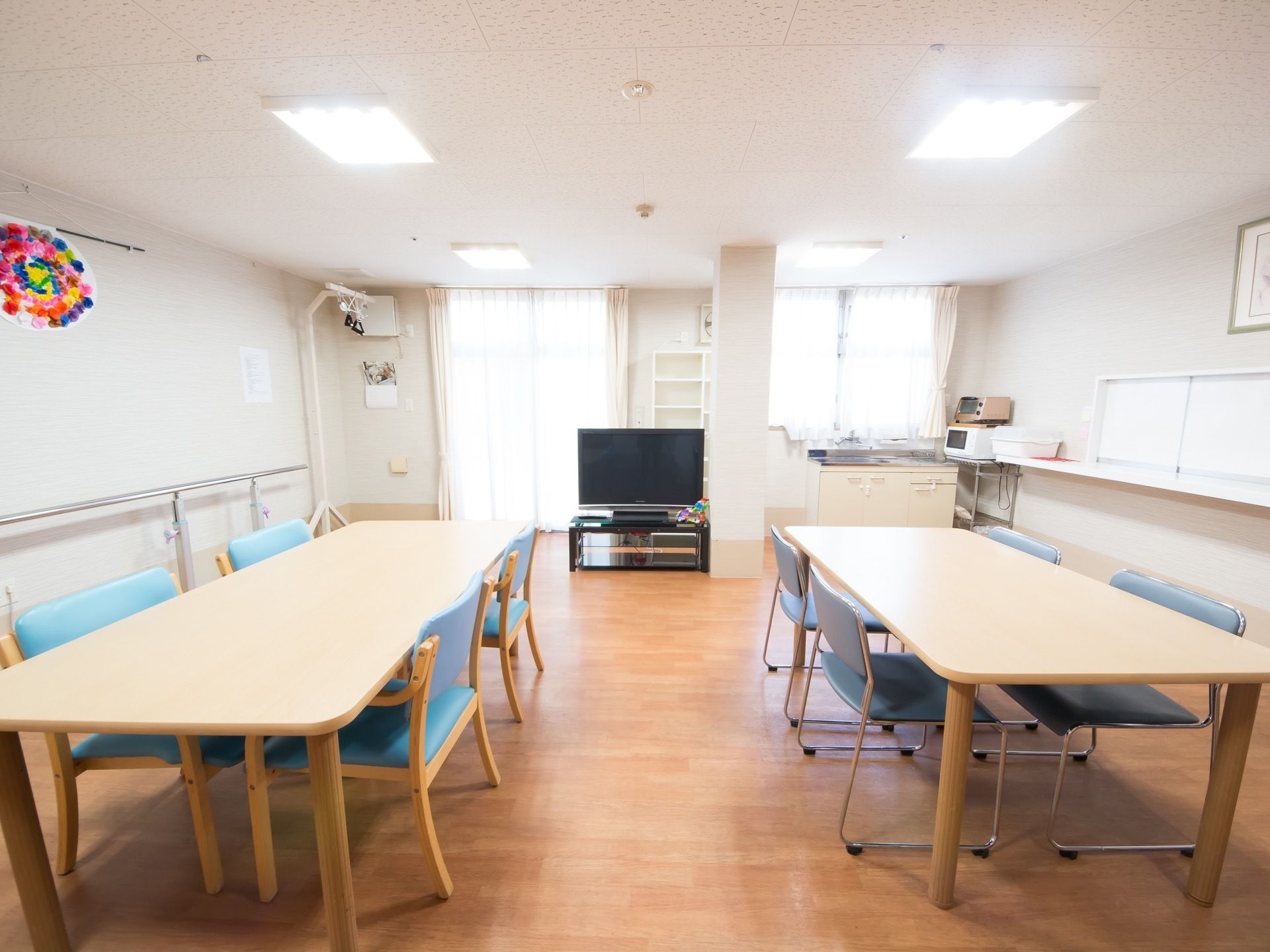 入居者様が制作した、可愛らしい作品が壁に飾られている。バランスよくダイニングテーブルセットが配置されている。
