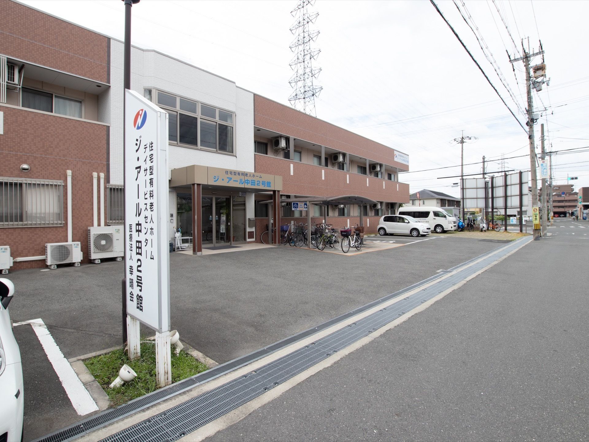 茶色を基調とした建物である。施設前を通る道路からよく見える位置に、施設名を記した看板が立てられている。