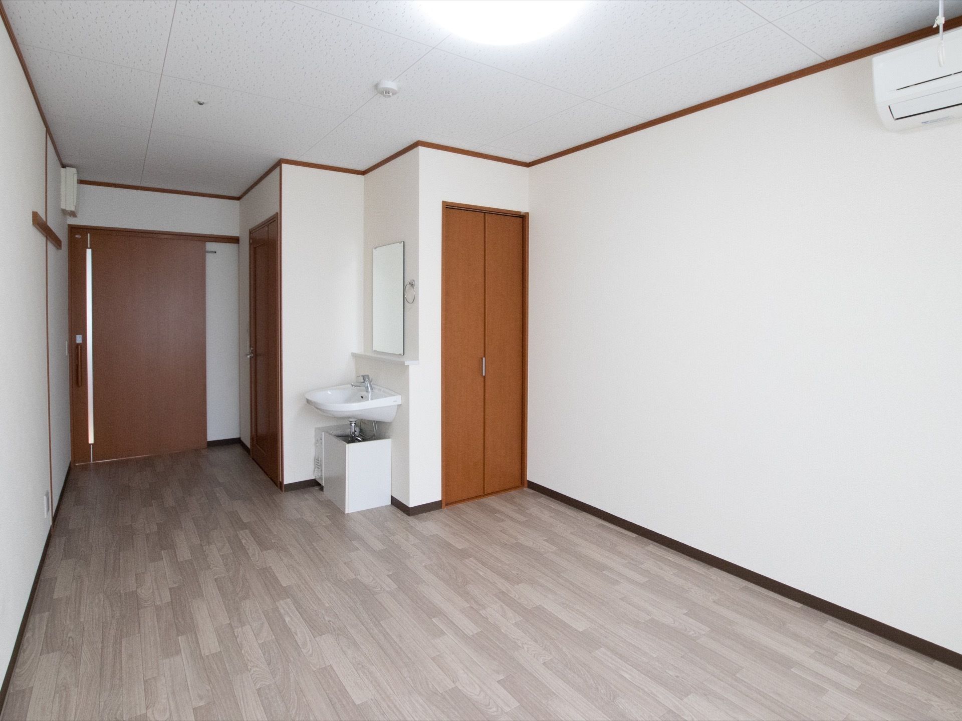 居室は家具を置いても窮屈さを感じない広々とした造りになっている。洗面台やトイレなど水廻りが完備されているので生活しやすい。