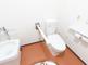 明るい介護施設のトイレ空間
