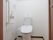 洋式便座が１台設置された個室トイレがある。座って右側の壁に手すりやナースコールが取りつけられている。