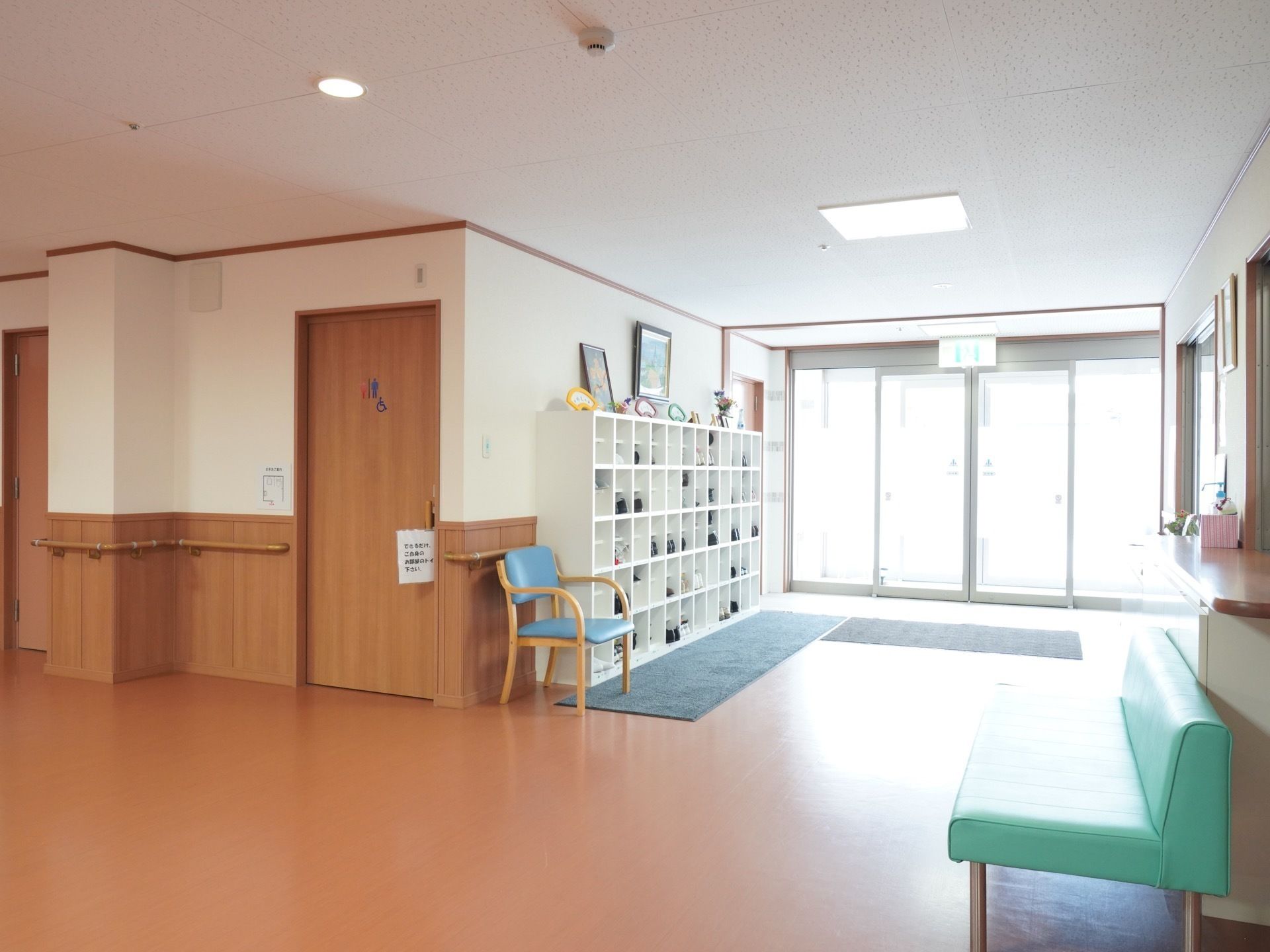 靴箱を完備しており、個別に収納することができる。