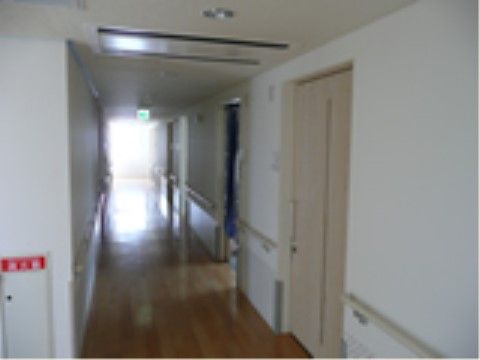 「こうせい苑 グループホーム」の廊下。手すりを多く設置している。