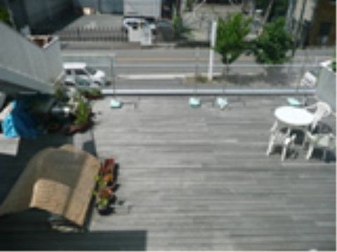 「こうせい苑 グループホーム」のテラス。屋外の共用スペースもある。