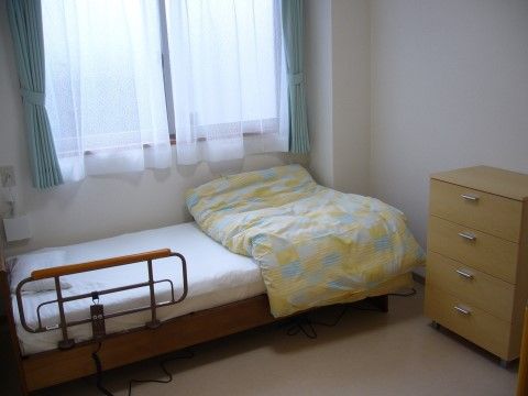 「こうせい苑 グループホーム」の居室。プライベートも確保できる。