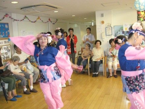 「こうせい苑 グループホーム」のイベント。華やかな衣装のダンサーを招いたイベント。