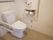 白を基調としているトイレで、清潔感がある。手すりやナースコールがついていて、安心して利用することができる。