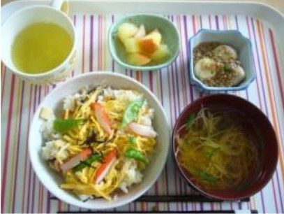 ちらし寿司と吸い物、デザートが付いたメニュー