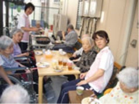 「第二こうせい苑 グループホーム」お食事作り 楽しみながらお食事をつくりました。