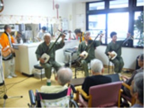 「第二こうせい苑 グループホーム」レクリエーション活動 楽器を弾いて楽しみました。
