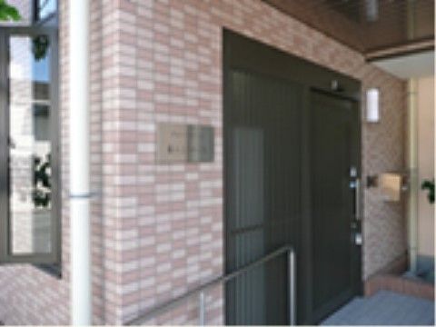 「第二こうせい苑 グループホーム」エントランス バリアフリーになっているので、車椅子の方でも出入りが楽です。