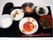 黒の四角いトレーに食事が並べられている。品数が多く彩りが豊かなメニューになっており、食べきれる量になっている。