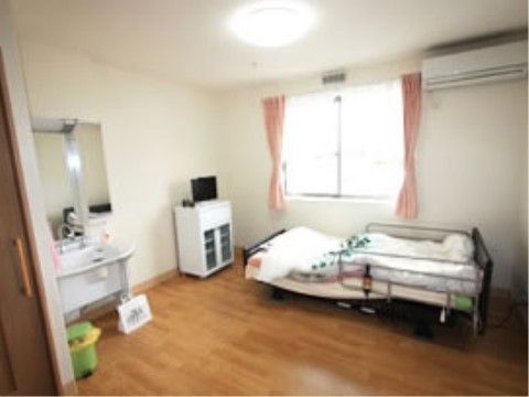 段差のない広々とした部屋なので、車椅子をご利用の方でもスムーズに移動ができる。エアコンやシーリングライトが設備されている。