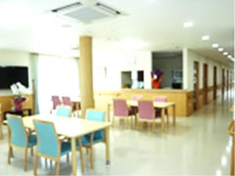 大きな窓から光が入るので、明るい空間になっている。廊下との境目がないので、車椅子をご利用の方でも通りやすい。