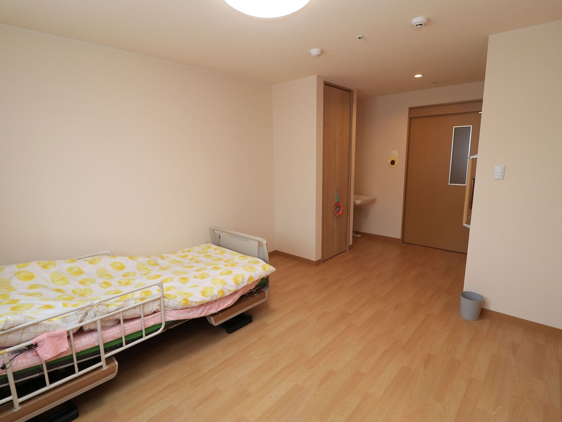 白を基調とした個室にベッドが置かれている。床はフローリングになっており、扉は引き戸式になっている。クローゼットが用意されている。