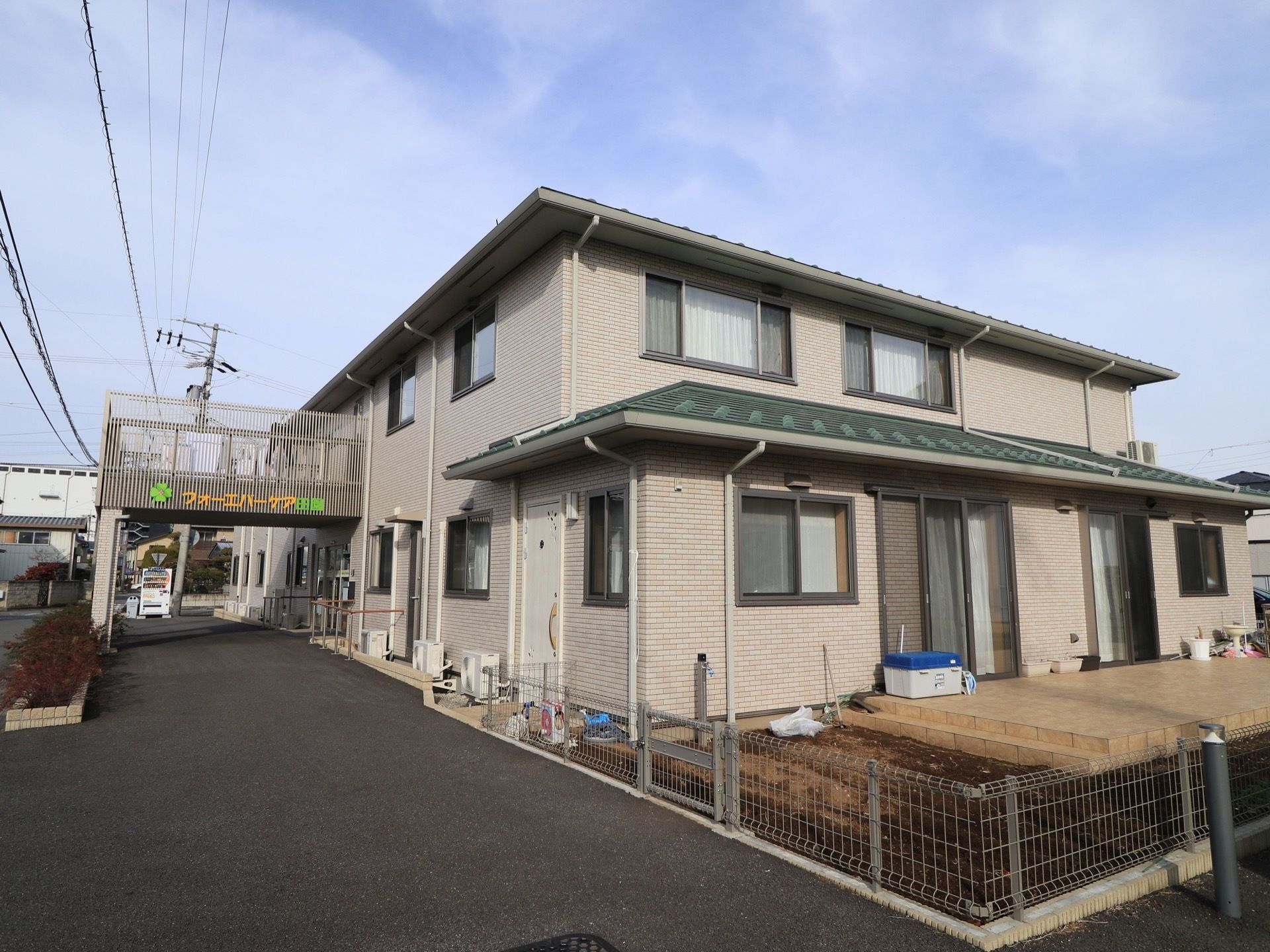 施設は２階建の一軒家風の建物になっている。施設名が記された看板が設置されており、道路から目立ちやすい。