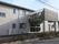 落ち着いた色合いに施された、2階建ての施設である。外壁に看板が設けられており、道路から目立ちやすい。