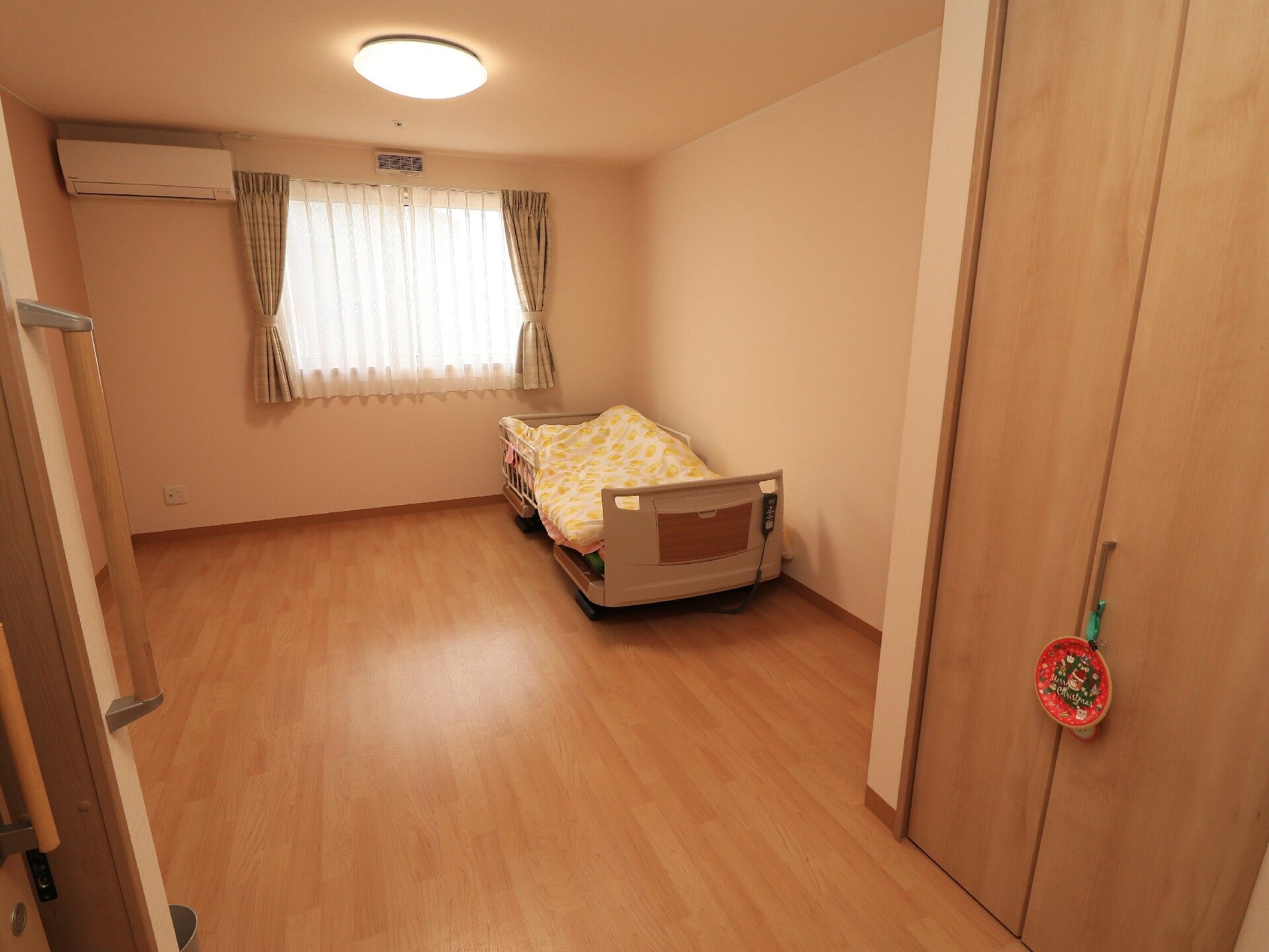 入口の両側に個室トイレと天井まで届くクロゼットがある居室