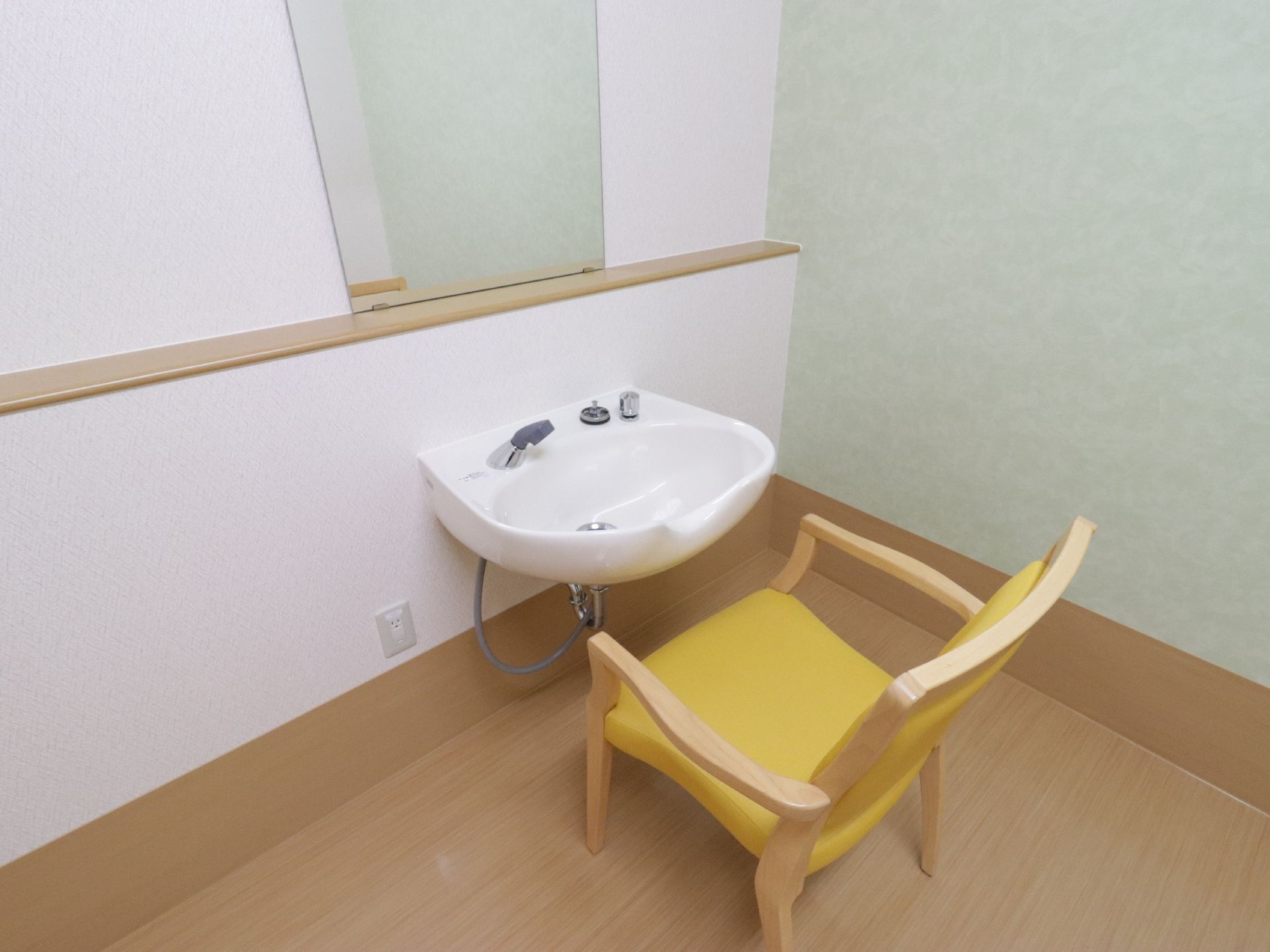 洗面台と鏡が設置されている。足が不自由でも利用できるよう椅子も用意されているので、慌てずに身だしなみを整えることが可能。