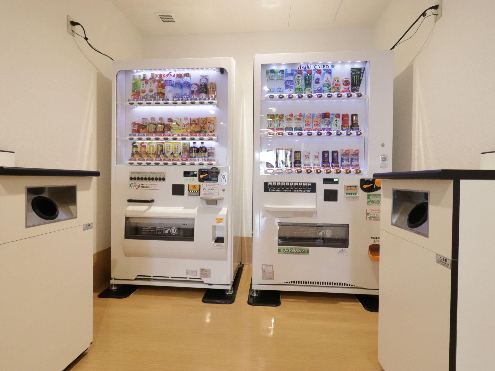 自販機の用意された休憩スペースが設けられている。清潔感のある空間で、ゴミ箱も設置されているので、誰でも気軽に利用することが可能。