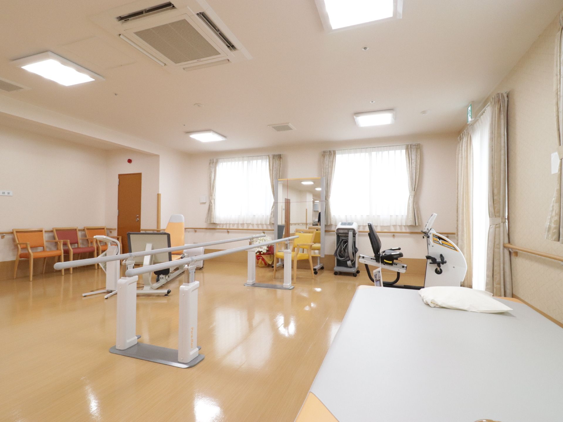 各種リハビリ機器の用意された部屋が設けられている。窓も大きく取られて日差しが入るので、明るい気持ちでリハビリすることが可能。