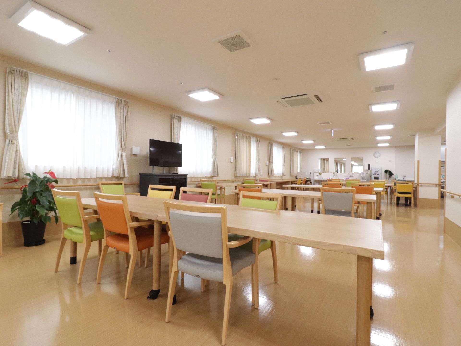 大きめの空間に、椅子テーブルの用意された食堂が設けられている。大人数で食事することが可能で、会話を楽しみながらゆっくりと過ごすことが可能。