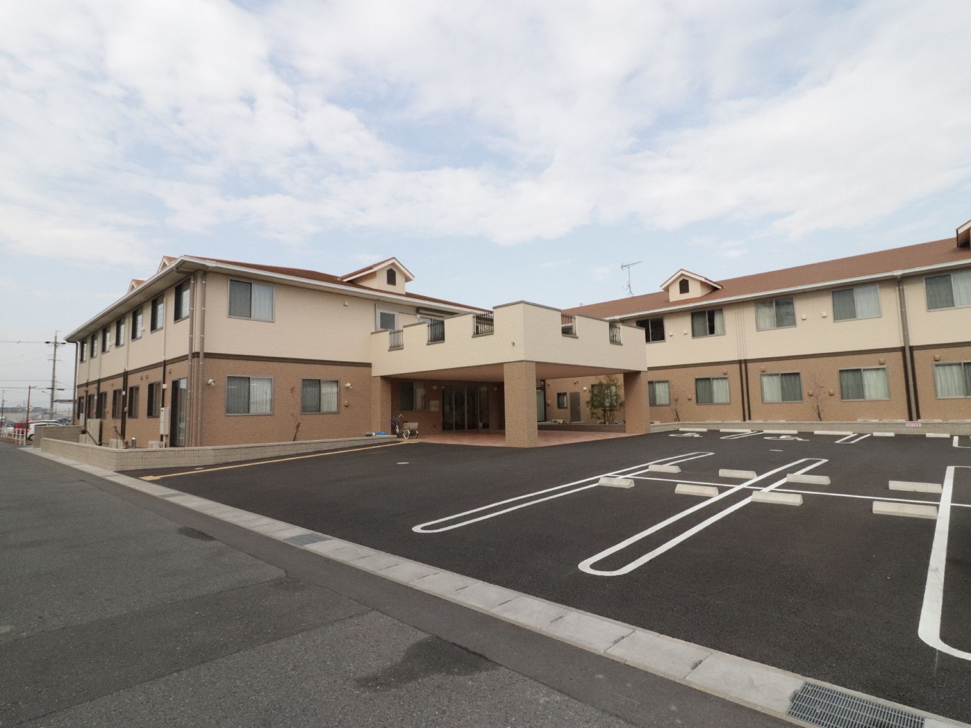 一見すると、リゾートの宿泊施設のような印象を受ける建物になっている。2階建てで広く敷地が取られているので、非常に開放感がある。