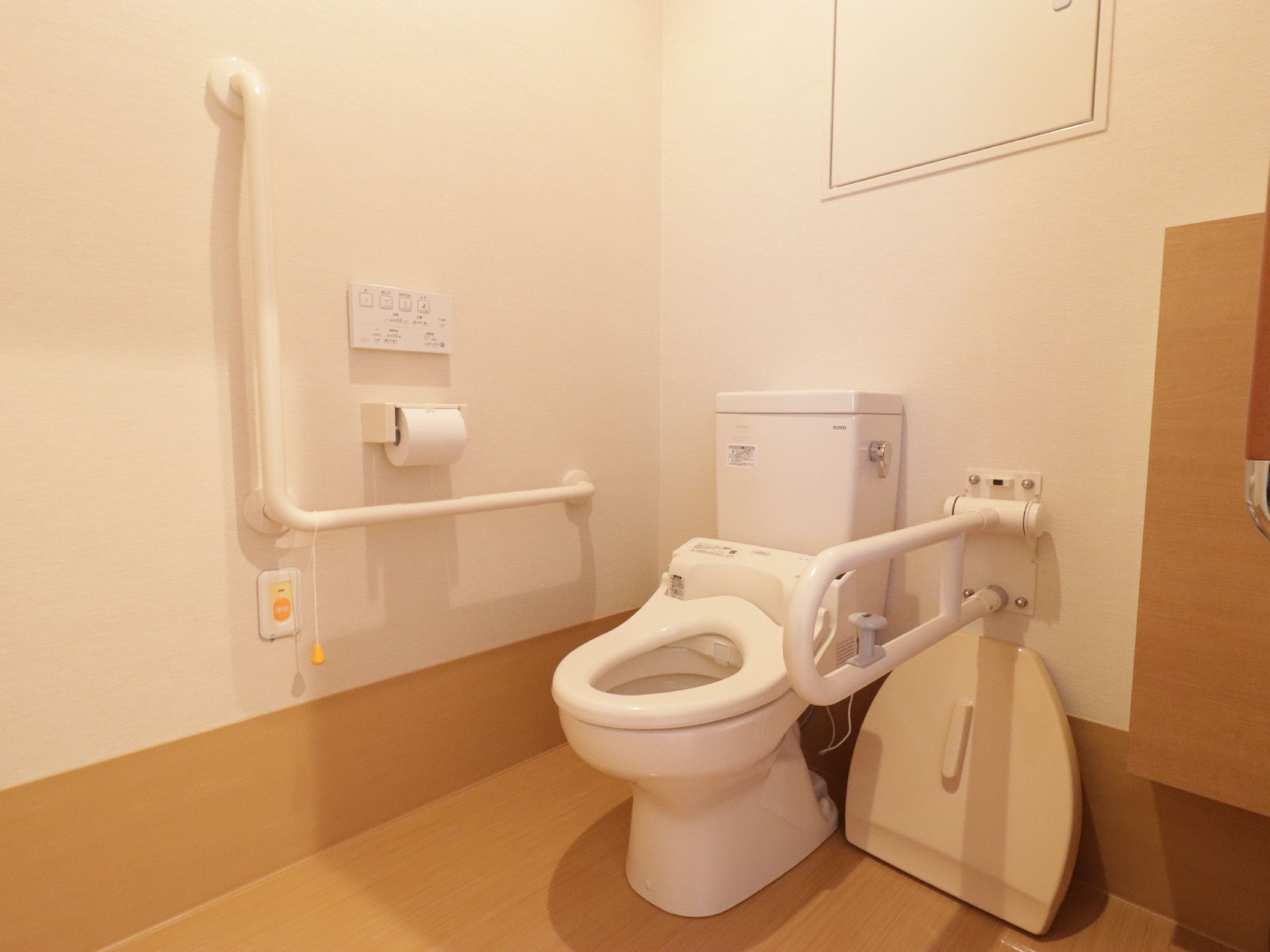 基本的に一般家庭に設置されているものと変わらないトイレが用意されている。手すりもあるので、安心して身体を支える事ができる。