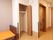 部屋にあるクローゼットは上段部分が棚になっているので、収納により便利な作りになっている。そのすぐ両隣にはベッドとトイレが用意されている。