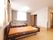 2台のベッドが置かれている部屋は、間取りが大きく取られている。また、窓も大きく日差しもたくさん入る造りになっている。