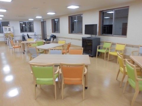 黄緑や黄色、オレンジなどカラフルな椅子が並ぶダイニング