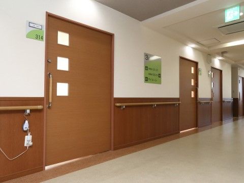 幅の広い廊下なので、すれ違いが安易に行える。各部屋の扉は大きいので、車椅子をご利用の方も出入りしやすくなっている。
