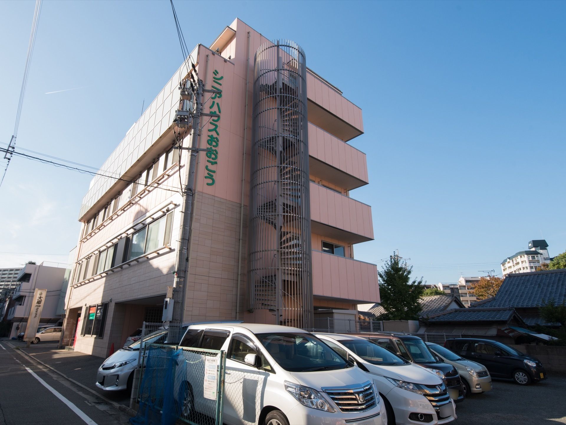 施設の建物は、5階建てである。外壁はベージュ色で、外に螺旋階段が付いている。螺旋階段の横に、施設名が大きく表記されている。