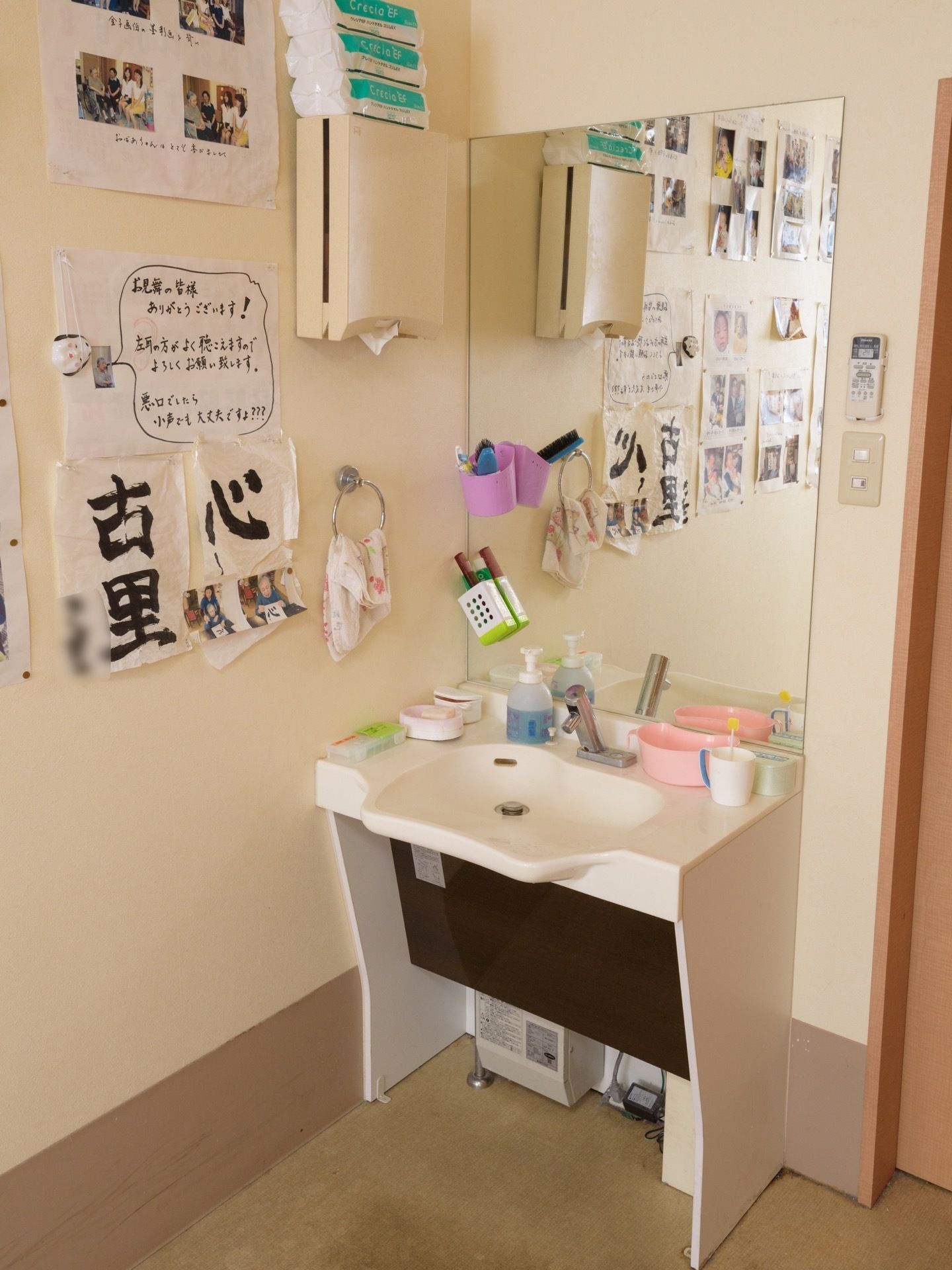 居室の洗面台には歯ブラシやコップがあり、固形せっけんが置かれている。また手洗い用の洗剤も、用意されている。