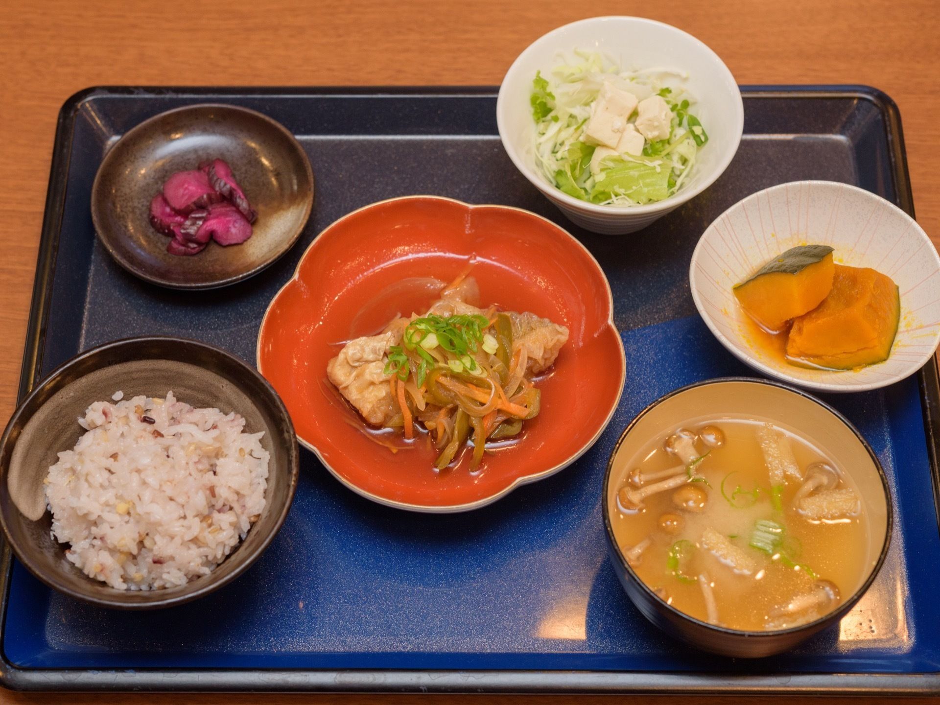 施設内で提供されている食事は、雑穀米や煮物にサラダなどメニューも豊富で、栄養バランスに優れた献立となっている。